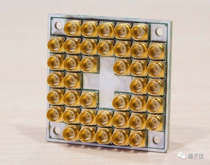 英特尔生产17个量子位超导芯片现已交付合作