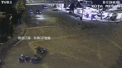 让你得瑟 白车逆行引发对撞 夫妻本是同林鸟,大难临头各自飞 路怒症
