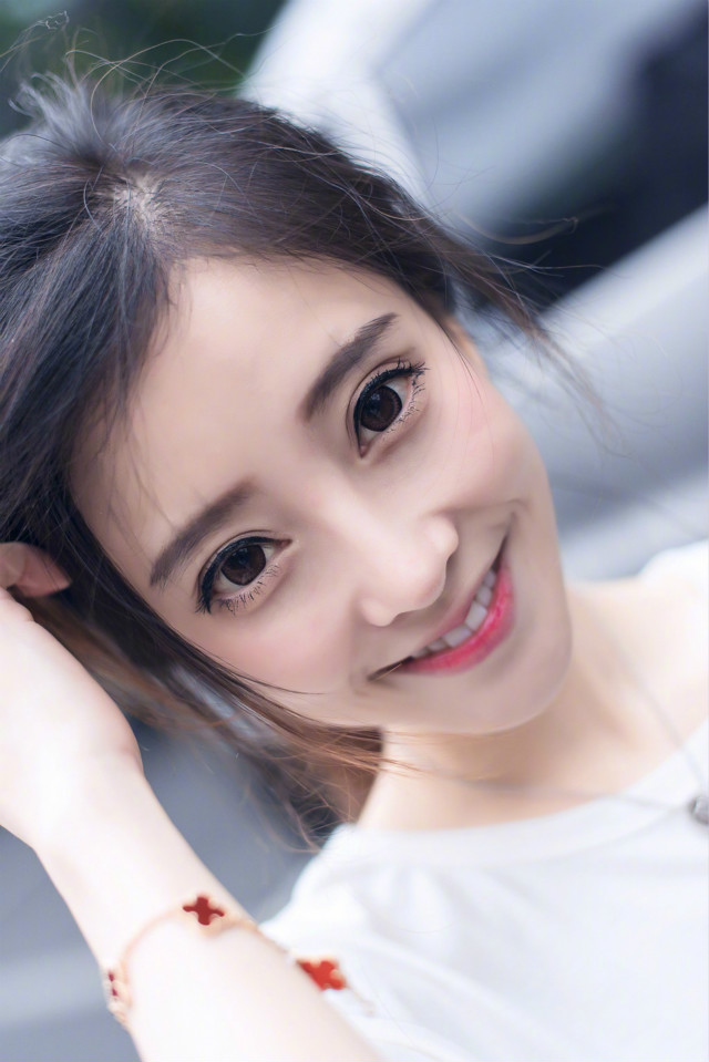 主播冯提莫白T写真 清纯可人秒变表情包 主播冯提莫白T写真 清纯可人秒变表情包