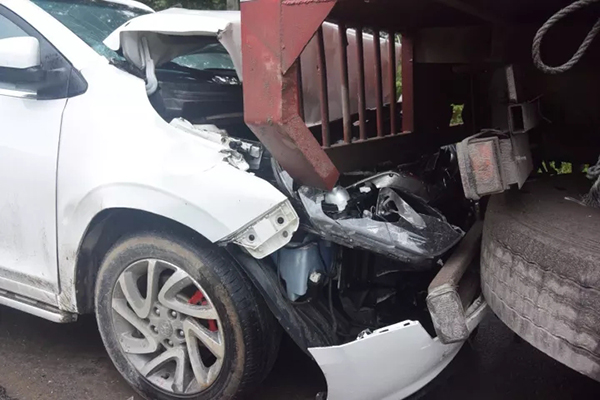 女司机酒驾逆行撞车 车门变形打不开索性酣睡6小时