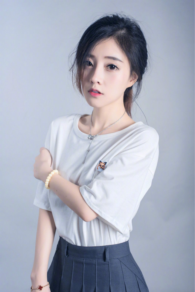 主播冯提莫白T写真 清纯可人秒变表情包 主播冯提莫白T写真 清纯可人秒变表情包