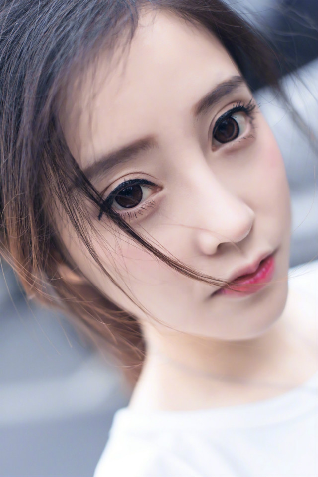 主播冯提莫白T写真 清纯可人秒变表情包 主播冯提莫白T写真 清纯可人秒变表情包