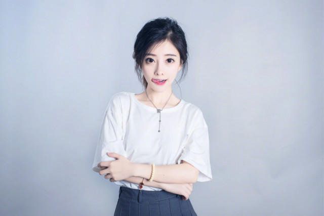 主播冯提莫白T写真 清纯可人秒变表情包 主播冯提莫白T写真 清纯可人秒变表情包