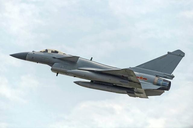 这国出手豪爽一次引进50架歼-10战斗机,还打歼