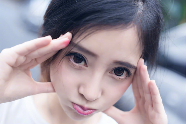 主播冯提莫白T写真 清纯可人秒变表情包 主播冯提莫白T写真 清纯可人秒变表情包