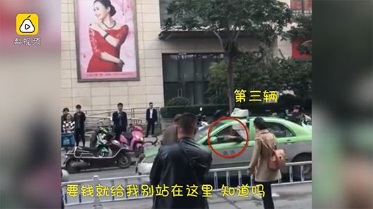 河南一老人马路上拦车要钱 司机排队“自觉”交费