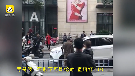 河南一老人马路上拦车要钱 司机排队“自觉”交费
