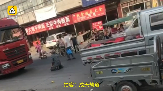 河南一老人马路上拦车要钱 司机排队“自觉”交费