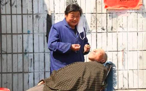 拒绝年龄不过25 岁的&ldquo;沙龙&rdquo;&ldquo;会所&rdquo;，到街边小店找40 岁+的大妈大叔，理得那叫一个舒服，利索。