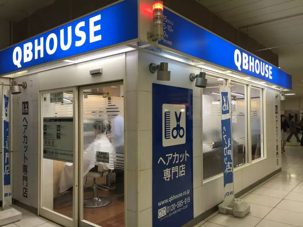 仅10 平米，理发师一句废话都没有，每次1000 日元， 10 分钟就能漂亮结束&ldquo;战斗&rdquo;。