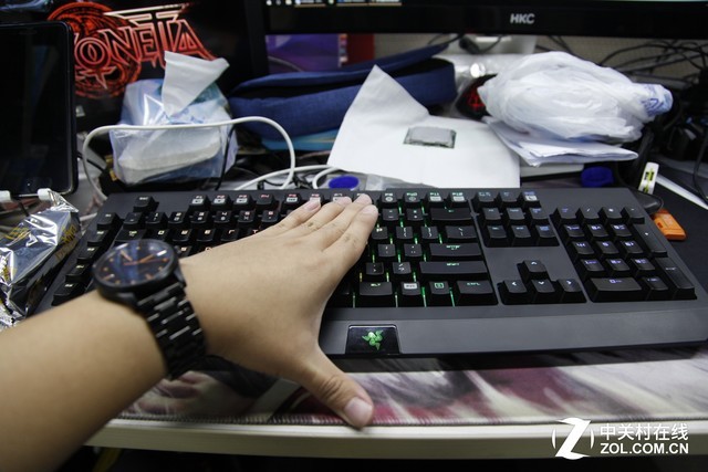 编辑部的日常:用两万块的显示器办公