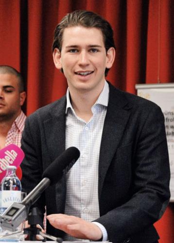 业没背景,他27岁当外长31岁成总理,而且模特身