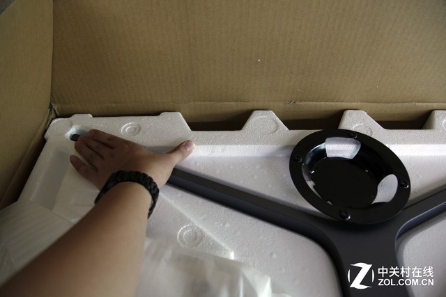 编辑部的日常:用两万块的显示器办公