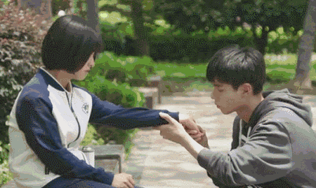 特意等女主一起上学 看到女主在高处擦窗户,直接把她抱下来.