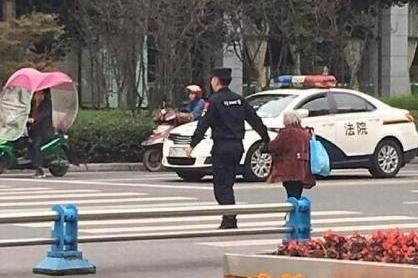 网友拍到的牵手瞬间网友“泡泡er饮品小馆” 供图