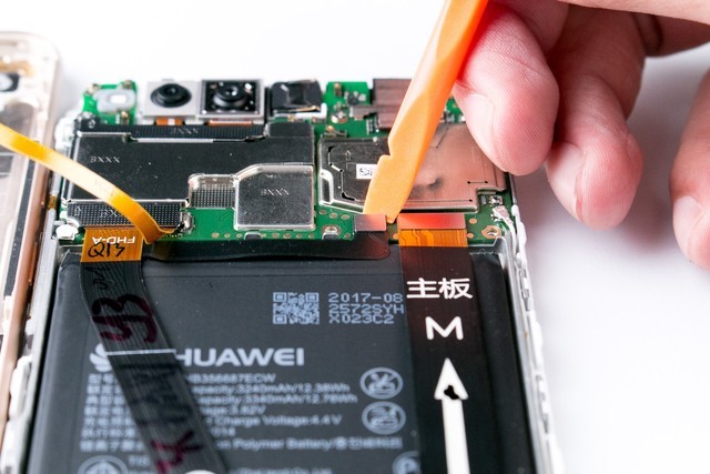 卖1299抢iPhone X饭碗 荣耀7X拆解示众 