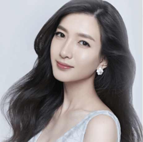 江疏影全副武装排队办签证, 手上的东西异常引