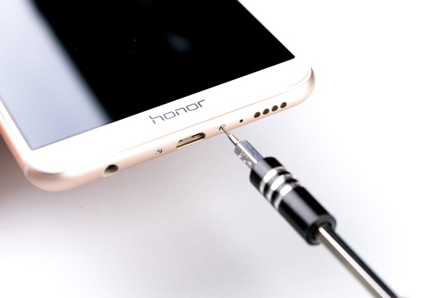 卖1299抢iPhone X饭碗 荣耀7X拆解示众 