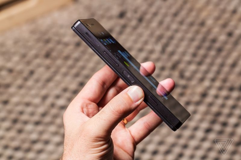 中兴发布折叠屏手机Axon M:配两块5.2英寸屏