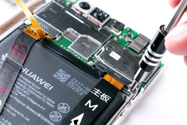 卖1299抢iPhone X饭碗 荣耀7X拆解示众 