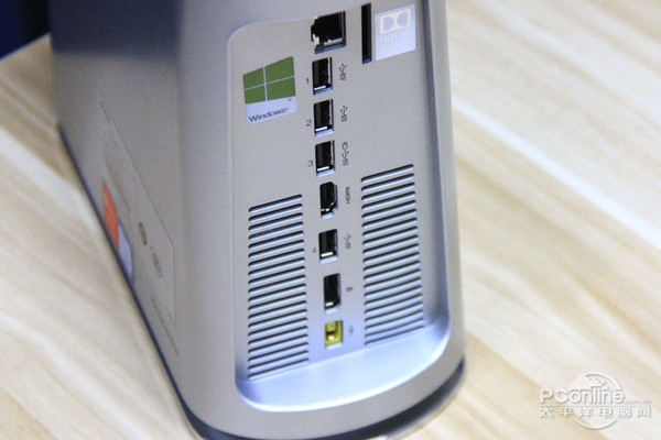 机身背部的两条散热口