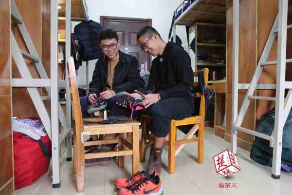 大学生“修鞋匠”为同学义务修鞋200余双
