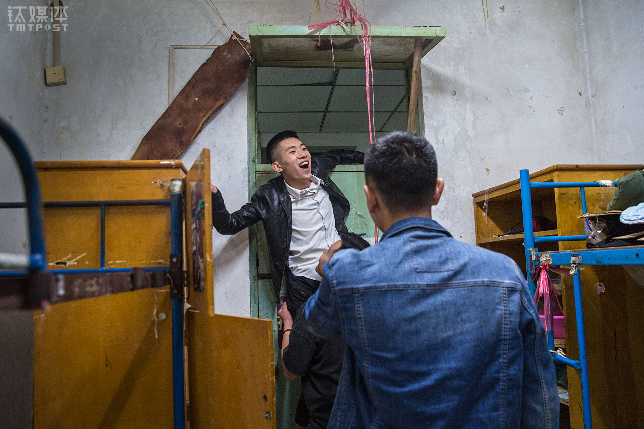 开拍前，浩坤示范动作。拍整蛊段子前，他拍东西都是现想，想起什么拍什么，后来他养成了随时随地记录灵感和点子的习惯。浩坤告诉钛媒体《在线》，开始拍之前，他会像个导演一样，给小伙伴讲戏，“这是很需要情商的，能让人听明白，并且愿意接受你的说法和安排”，如果遇到伙伴演不出想要的效果，浩坤会先把自己练好，再去一遍遍做示范。