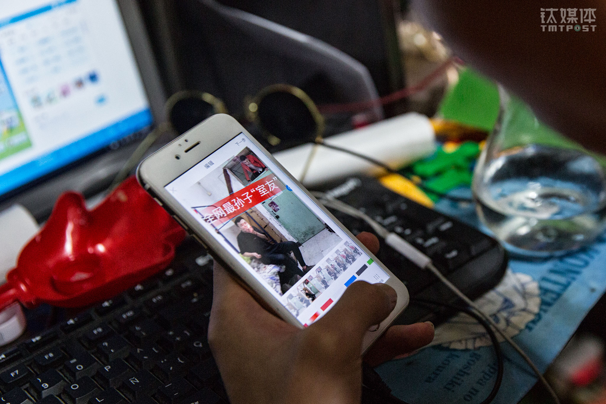 拍完后浩坤都是在手机上直接剪辑，再用外置声卡加入背景音乐。他的编辑速度很快，拍完3分钟就能编完一条。跟那些做微信公众号的自媒体人一样，浩坤要求自己每天更新，他这样做给自己带来了不小压力，不过这压力也是他坚持下去的动力，“我要是不更新，粉丝就看不到段子，就得不到那17秒的快乐。虽然他们看不到我的段子也没什么，但是如果能让他们开心点，我的存在和努力也是有意义的。”