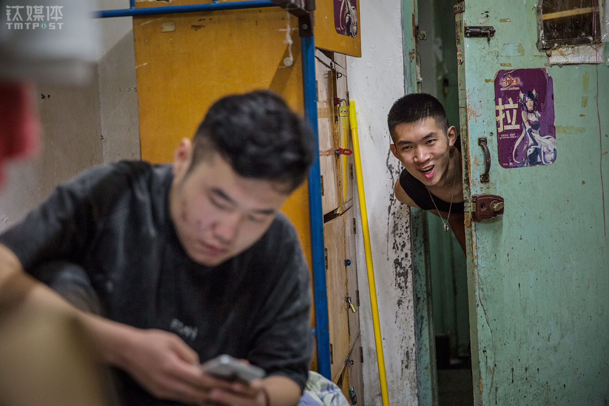 浩坤在整蛊短视频的拍摄中，他正准备整蛊坐在床上的胖子。浩坤最喜欢周星驰，他喜欢周星驰老了之后不苟言笑的样子，“周星驰很严肃，那张脸的后面，他一定做了很多自己不愿意做的事情，人就是这样，为了做成一件独一无二的事情，就必须做很多不得不做的事情”，就像那些17秒的爆笑段子背后，重复甚至令人乏味的过程，每一遍都要扬起一张这样的“整蛊脸”，这是他“作为一个演员的自我修养”。