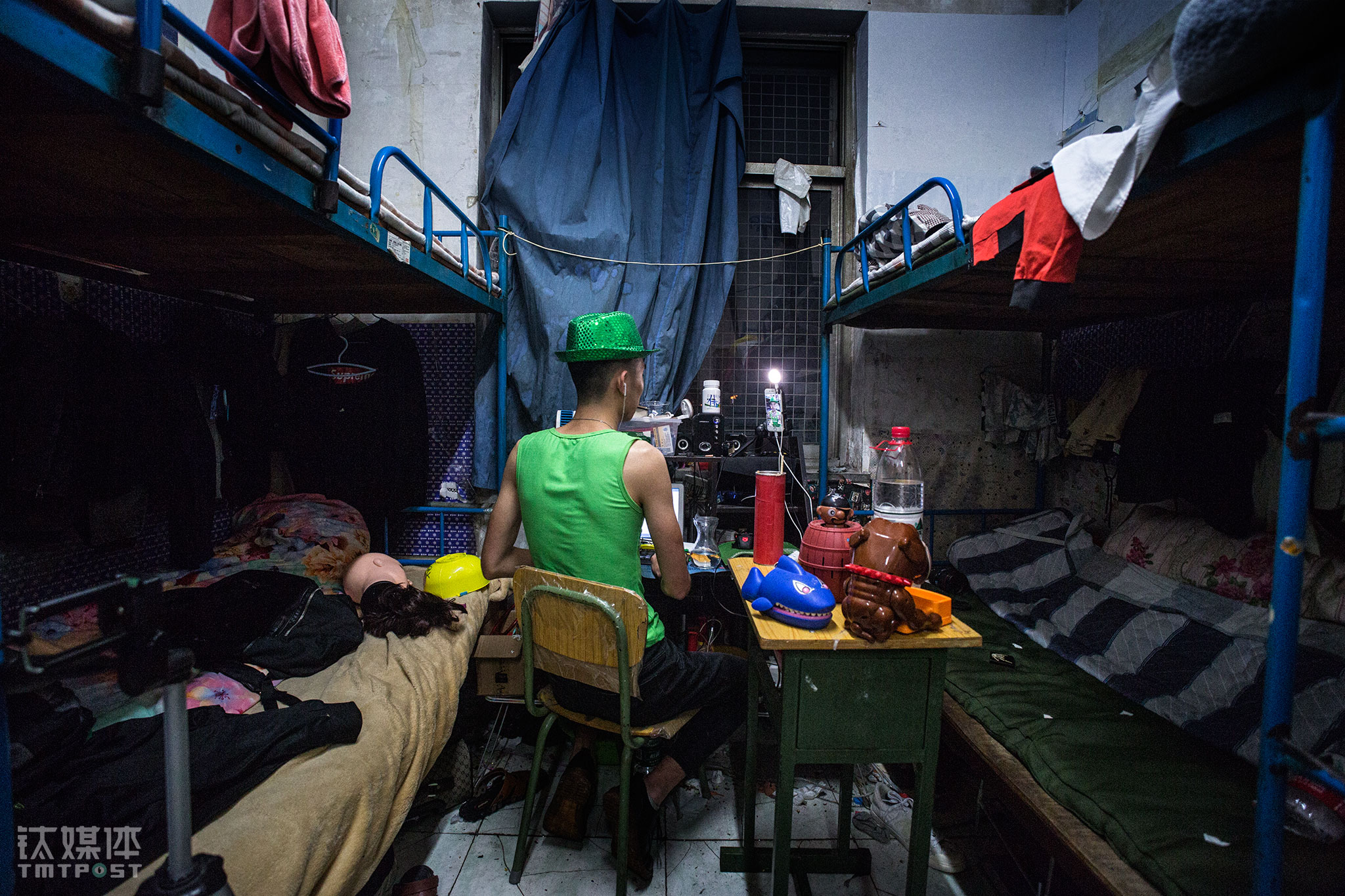 浩坤在直播中，身边桌上摆着跟粉丝做互动游戏的道具。快手的直播中，一些主播会时不时提醒粉丝刷礼物，还有女主播直接表示“刷XX个皇冠加微信”，“我从来不说让粉丝刷礼物这种话”，浩坤认为直播是在锻炼自己，在给自己的演技打基础。跟浩坤粉丝数差不多的主播“直播月收入差不多万把块钱”，浩坤每月直播收入一千左右，他把这笔钱用来购买拍视频的道具、声卡、硬件、4G网络等必需品，“我的粉丝学生居多，我还会提醒17岁以下孩子不要给我刷礼物，因为那是他们的生活费”。