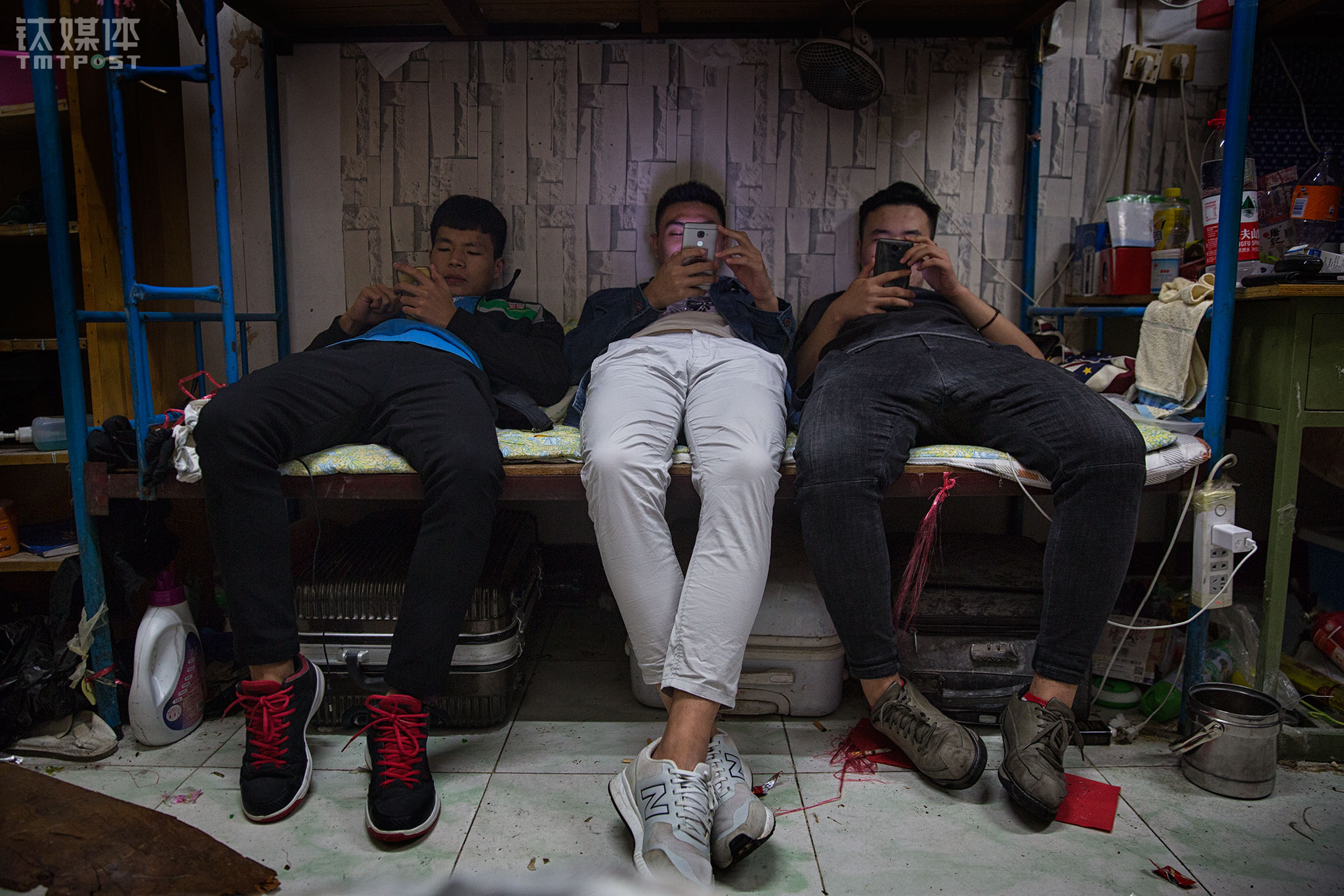 浩坤直播的时候，室友在一旁的床位玩手机。他们年龄相仿，都在17、18岁上下，浩坤在一旁“情绪激动”的直播似乎并没有影响到他们各自的娱乐。“我不玩快手，但是这是浩坤喜欢的东西，我能理解他。”室友眼里的浩坤“情商挺高”，因为直播都是些不认识的人，“他能给不认识的都逗乐了，跟大家都聊得开，让大家都喜欢，这个就不简单”。