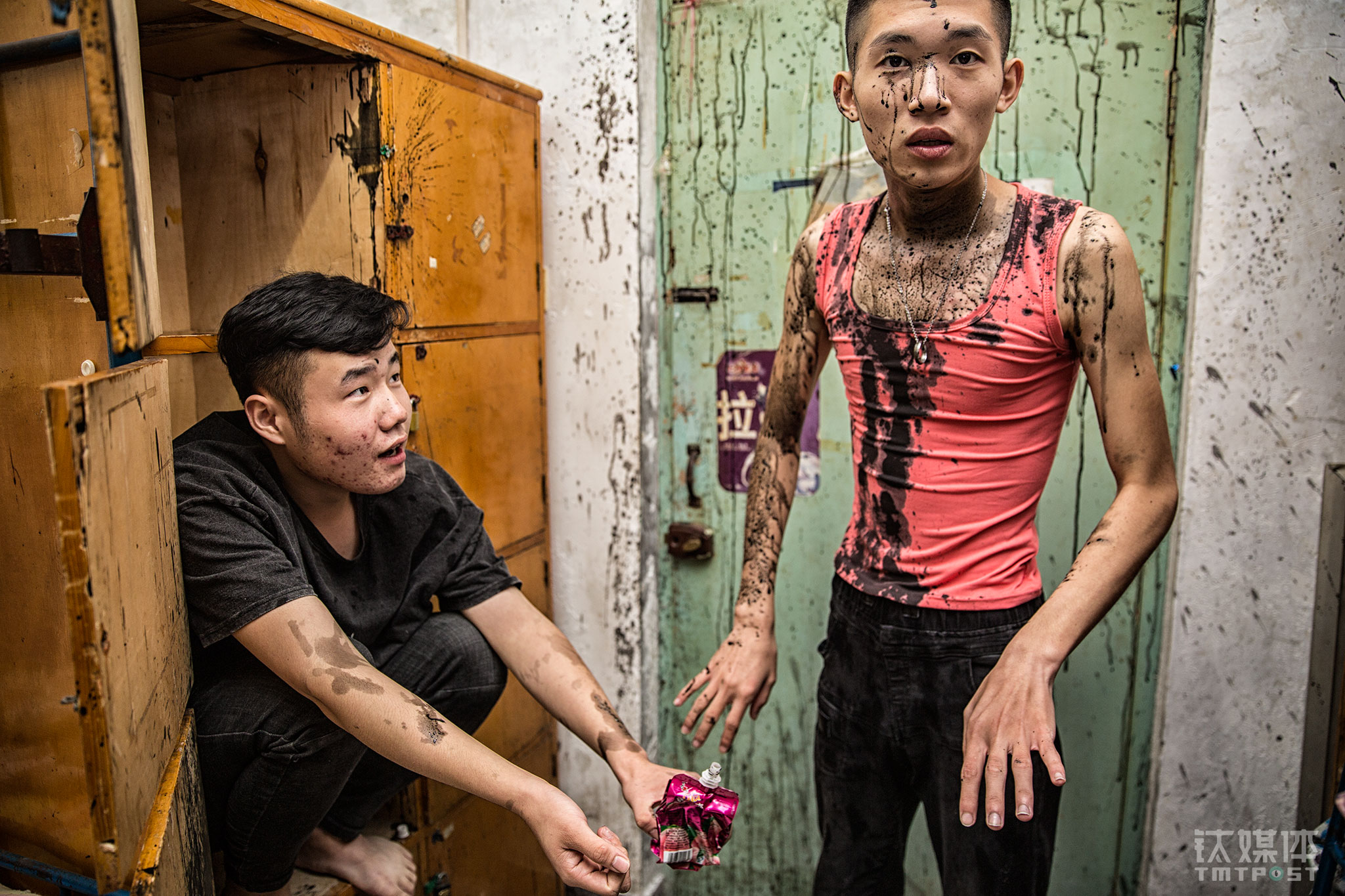 喷墨的段子一次没拍成，俩人又拍了一次才成功。每次拍完，打扫起来也是一个艰巨的任务。浩坤告诉钛媒体《在线》，他觉得自己虽然不是正式演员，但可以 “算是一个跑龙套的”，既是在给自己拍，为自己干，也是“在给快手干，为快手跑龙套”。