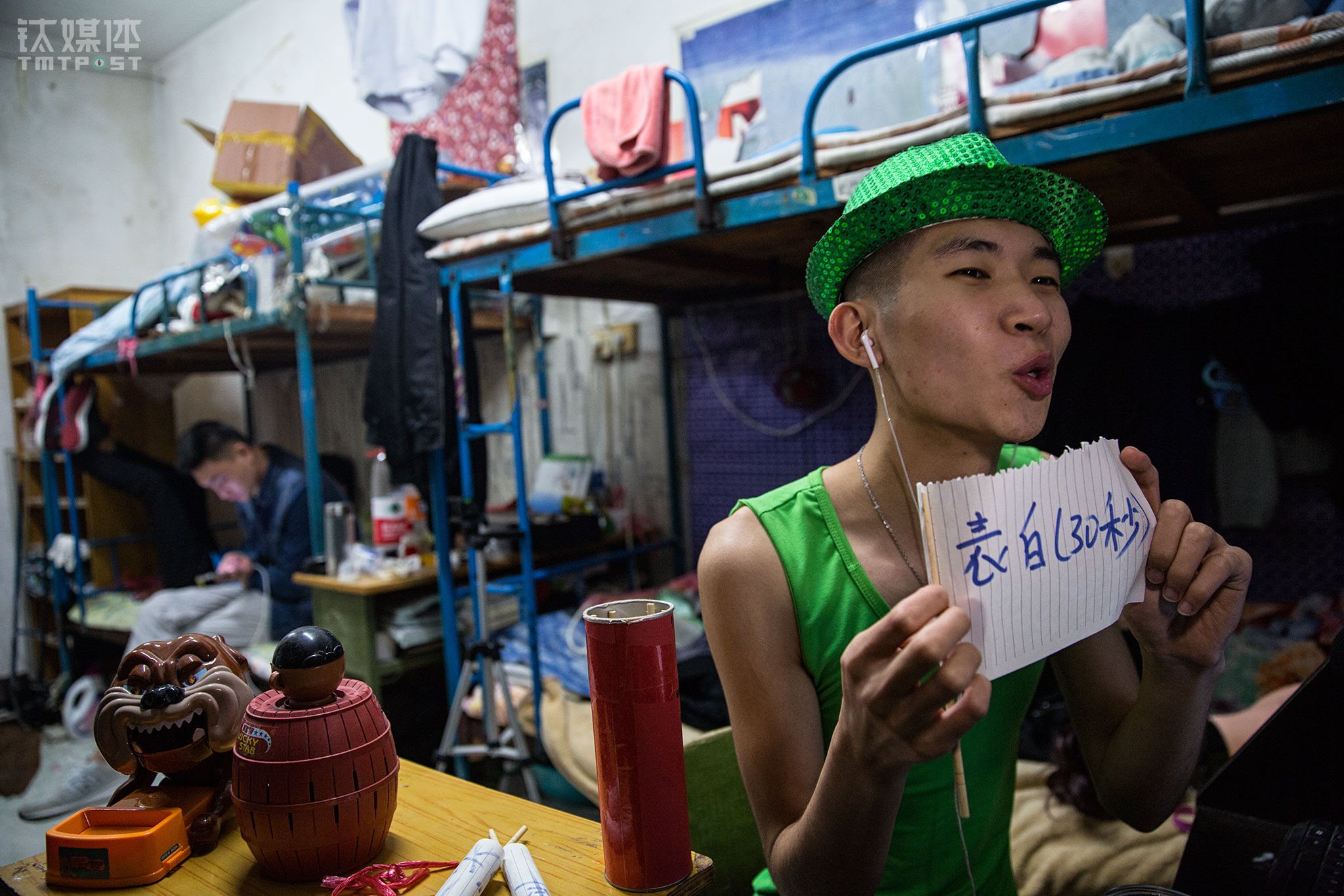 浩坤并不是不想通过直播赚钱，他只是觉得时间没到。“不能把自己玩魔怔了”，最后“成了快手的打工仔”，浩坤认为，粉丝给刷礼物是情分不给刷礼物是本分，有时间琢磨怎么挣礼物，不如多想想视频创意，多设计点互动游戏。“不玩快手的人可能觉得84万粉丝多，其实这很少，人上有人，看天佑，有几千万粉丝，人家照样平常心对待粉丝”。除了礼物，广告也可以成为主播收入，浩坤告诉钛媒体《在线》，曾有人找到他想打广告被他拒绝了，他不愿去赚这种快钱让自己“魔怔”，他想通过努力拍东西获得更多人认可，获得更多粉丝，“比如粉丝从80万到800万，到那时直播想不挣钱都难了”。