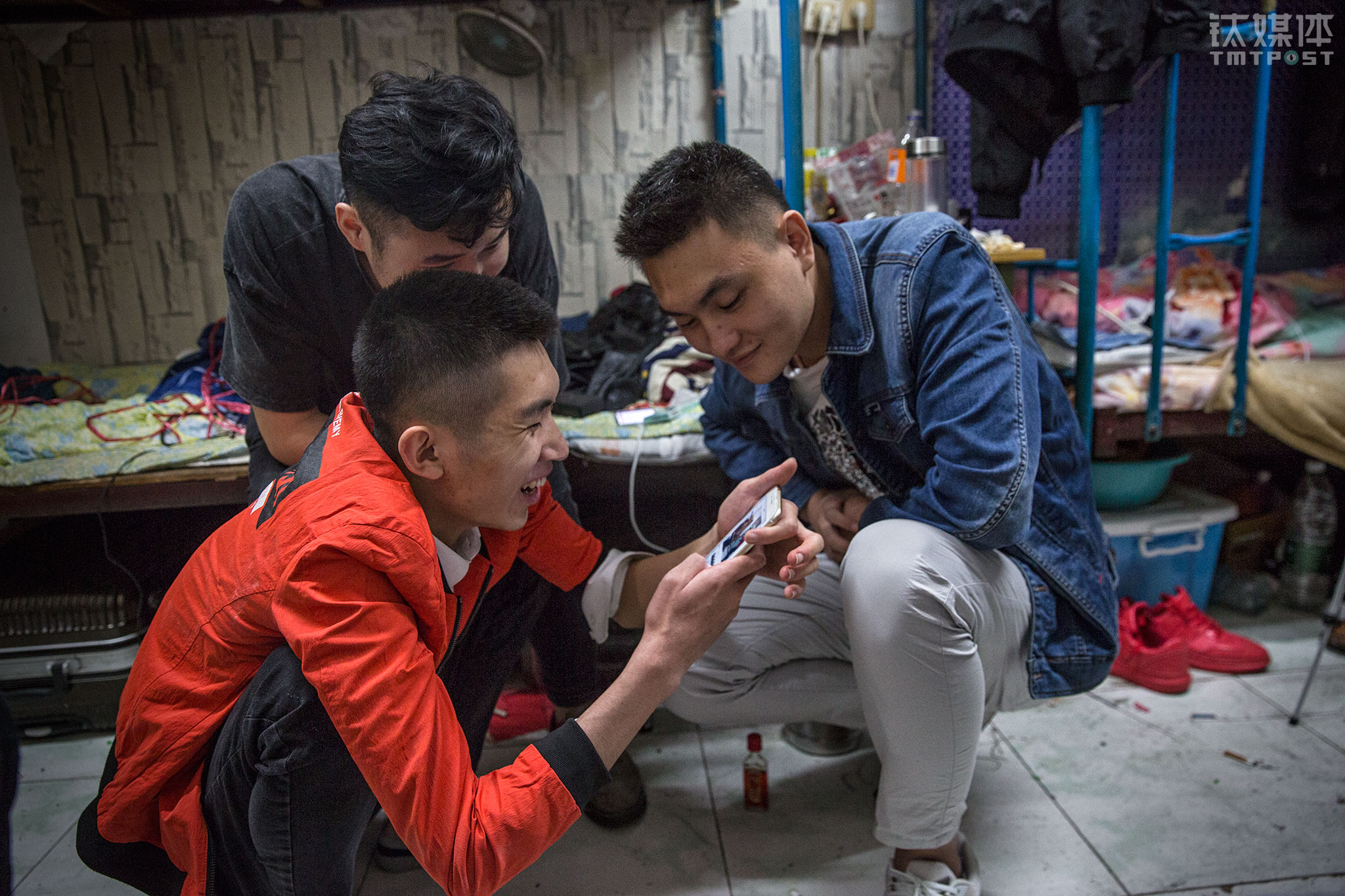 拍完一小段，三人聚在一起看回放。浩坤梦想自己有一天可以组建一个团队或工作室，“比如像‘陈翔六点半’这种”。成为演员的路，他已经在快手上迈出一小步，“我在寝室玩一盆水都没让80万粉丝看腻味，这仅仅是一个小寝室。”浩坤是一个喜欢想象的人，他说如果有一天如果给他一栋楼、一个舞台让他肆无忌惮地拍，他“一定可以拍出更爆炸的内容”。而眼下，他玩快手的小目标则是“让粉丝突破100万”。