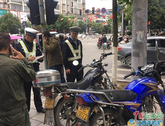 交警从病床偷跑回执勤点上班 妻子:我真是服了