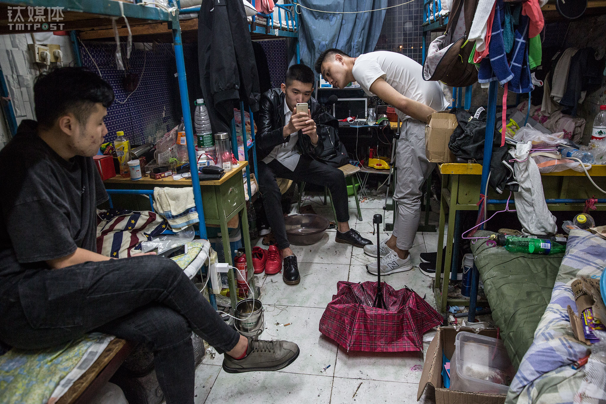 开拍一个短视频前，浩坤给博文讲解构图和节奏。宿舍是租来的，8个床位住了5个人，这是他们实习的临时住处。上学时浩坤曾拍过惊悚、情感、喊麦等类型短视频近200条，却一直没在快手上吸引到几个粉丝，不过他一直没放弃。到天津实习，下班后时间不像在学校那么富余，他开始思索利用这个寝室策划段子。“我必须用仅有的条件拍出独特的东西，如果这个能力都没有，我可能就不是玩短视频的料”，经过思索，这个寝室在浩坤的脑海里慢慢浮现出很多笑点和拍摄点，“我逼迫自己一定要在这局限狭小的地方拍出别人拍不出的内容，我做到了”。