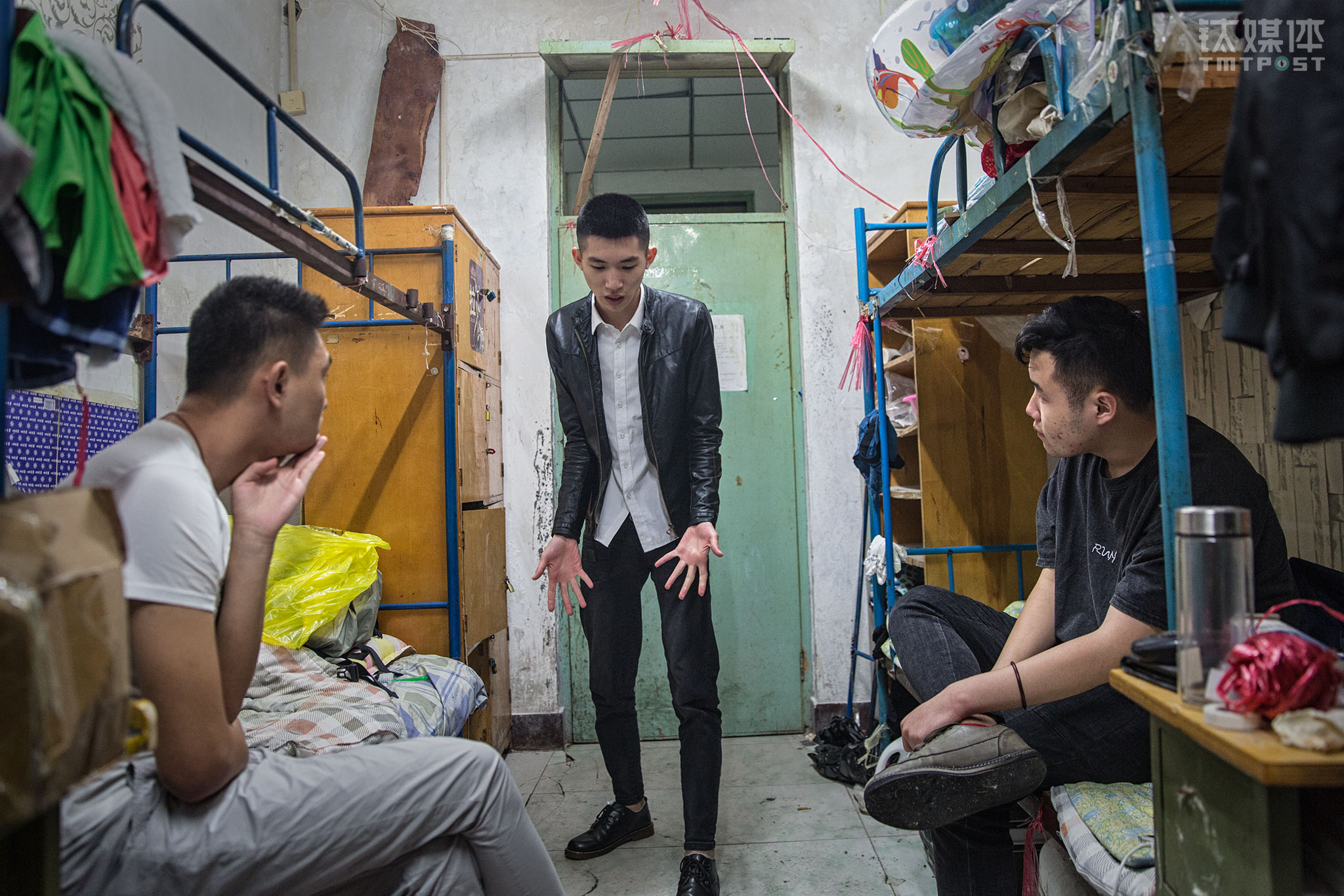 浩坤在开拍前跟室友说戏。浩坤“从小就有一个演员梦”，生长在一个小镇，他没什么有效的办法来实践自己的想法。在学校时，浩坤看到身边有人玩快手，他觉得是个机会，也开始琢磨起来。他找当时也是同寝室的胖子和博文：“一开始我怕他们不愿意帮忙，我就直接告诉他们，自己从小就想当一个演员，我问他们能不能帮忙拍，要是他俩也乐意玩快手，那我也可以帮他们拍，互相帮助。”虽然胖子和博文对玩快手没兴趣，但身为哥们，他们很愿意帮浩坤，三人就开始了合作。