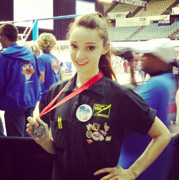 万磁王亲闺女霸屏!真身是跳芭蕾懂物理的天才