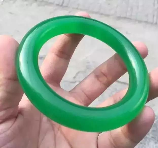 都是证书惹的祸!大妈买的玻璃种帝王绿手镯竟然是这样