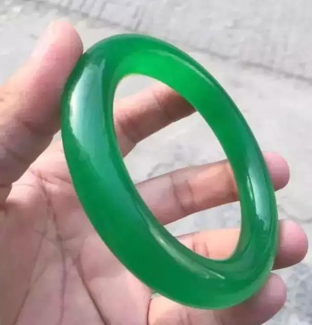 都是证书惹的祸!大妈买的玻璃种帝王绿手镯竟然是这样