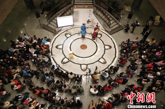 上海博物馆“游艺・初回”第一场演出“吴门书札弹唱”在博物馆中央大厅举行。　张亨伟 摄