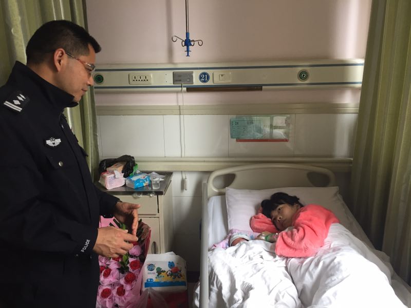 孕妇路边产子 交巡警紧急送医保平安
