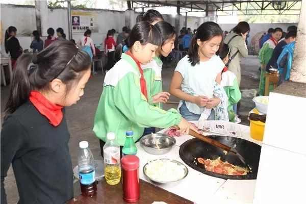 杭州一小学一周不用上课只需玩,怎么回事?
