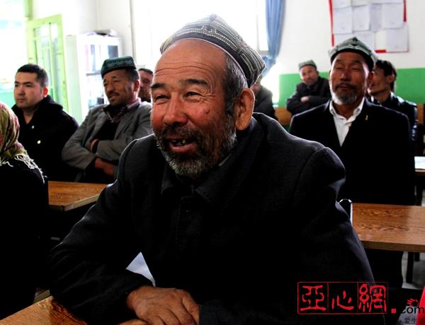 新疆教育厅工作队和村民们共同收看中国共产党