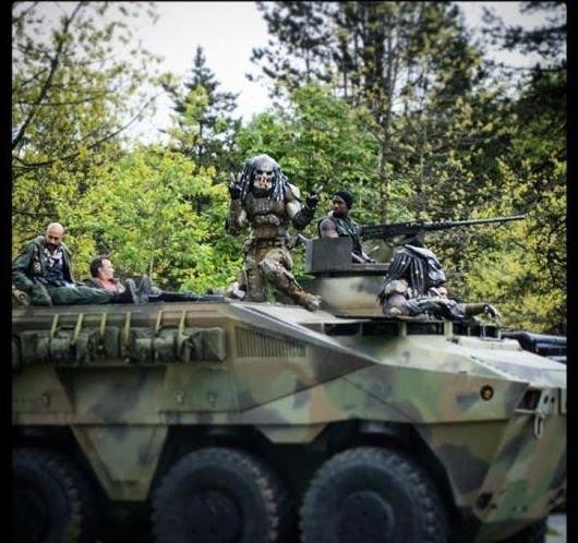 新《铁血战士》动态海报 外星狂战士闪电中登场 新《铁血战士》动态海报 外星狂战士闪电中登场