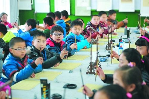 资料图：在宣城，不论城市还是乡村的小学都开展了书法教学。 记者 杨竹 摄