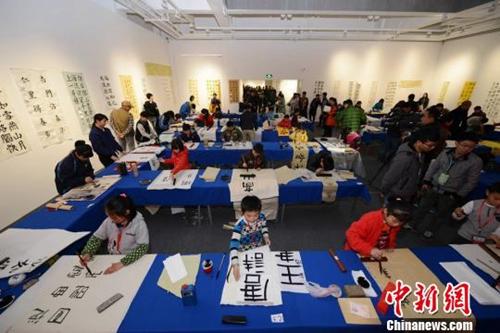 资料图：湖南首届中小学生书法大赛开赛 众小选手现场泼墨。杨华峰 摄