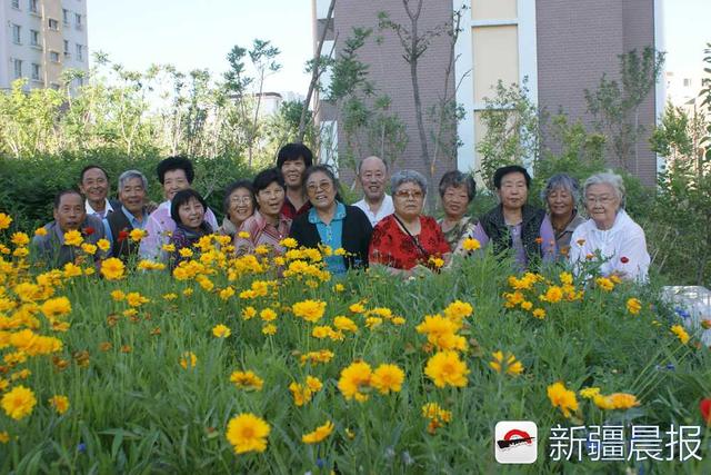 八旬老人在乌鲁木齐街头拍了60年的照片镜头记录首府点滴变化