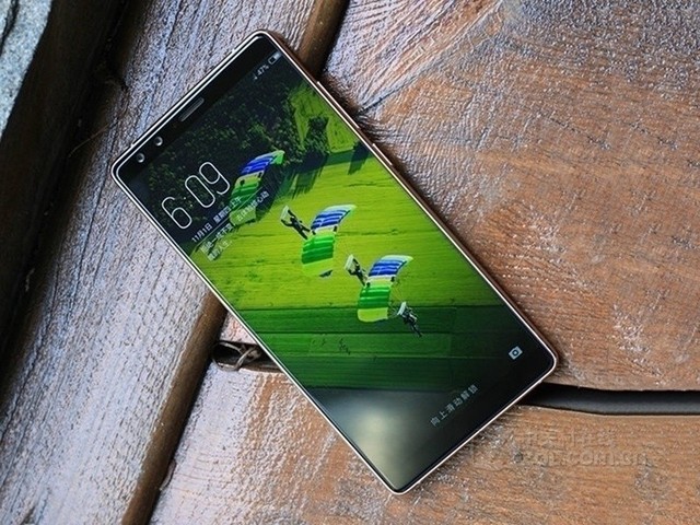 全面屏牺牲前置指纹 但这些特性够你玩 