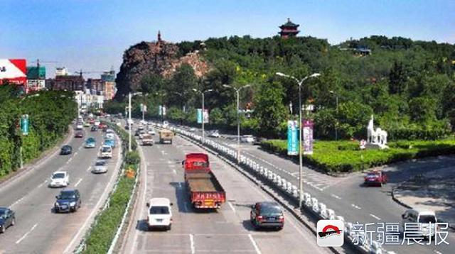 八旬老人在乌鲁木齐街头拍了60年的照片镜头记录首府点滴变化